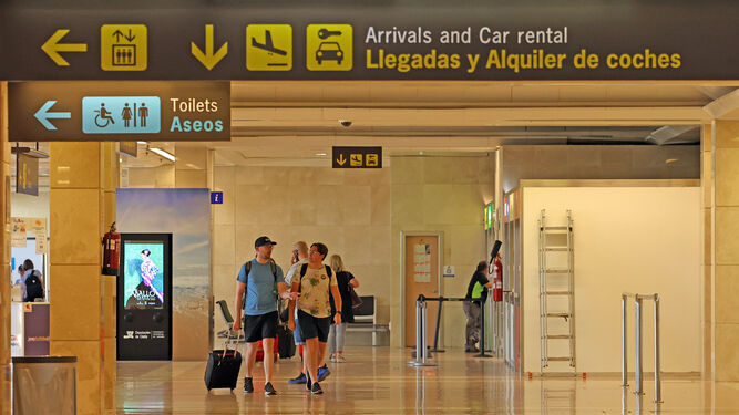 Pasajeros en la terminal del Aeropuerto de Jerez.