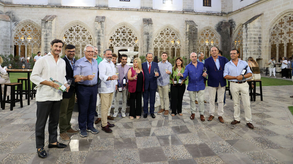 Im&aacute;genes de Entre Vinos, Tintos y Blancos, en los Claustros de Jerez