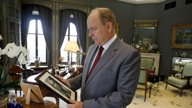 Alberto de Mónaco observa uno  de los retratos de su madre, Gracia, en su despacho del palacio monegasco