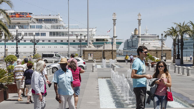 Turistas en la plaza de San Juan de Dios, en el centro de Cádiz capital