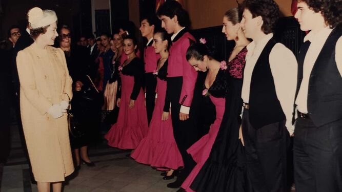 Isabel II, saludando a los miembros del Ballet Albarizuela.