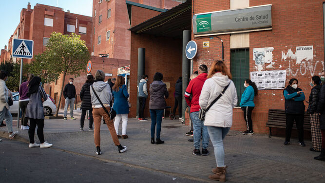 Pacientes esperando en un centro de salud de Huelva.