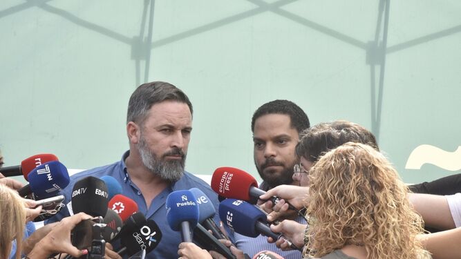 Santiago Abascal atiende a los periodistas durante la manifestación para defender el castellano en Barcelona.