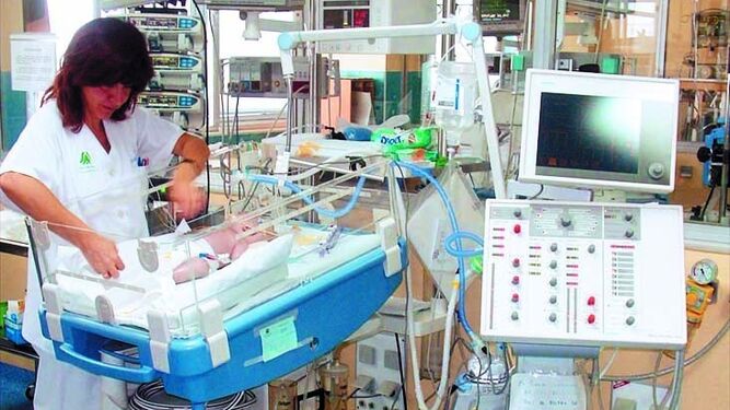 Una doctora trata a un recién nacido en el Hospital Virgen del Rocío.