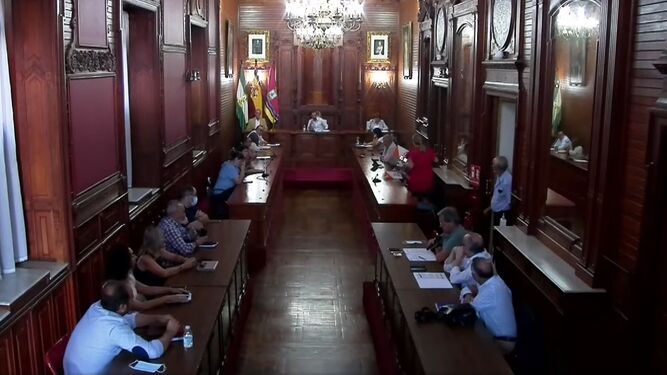 Las dos concejalas de Ciudadanos abandonando este lunes el pleno extraordinario del Ayuntamiento de Sanlúcar.