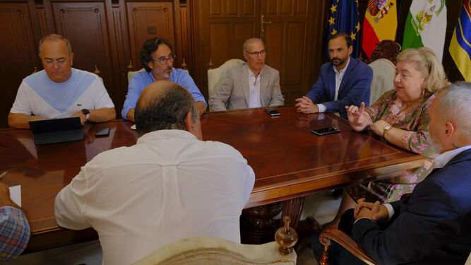 La eurodiputada del PSOE Clara Aguilera y el alcalde de Sanlúcar, reunidos con representantes del sector pesquero del Golfo de Cádiz.
