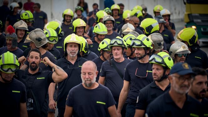 Los bomberos, durante la protesta de este miércoles.