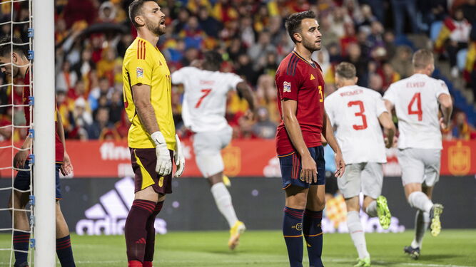 Los jugadores suizos celebran el tanto de la victoria con Eric García y Unai Simón decepcionados en primer plano.