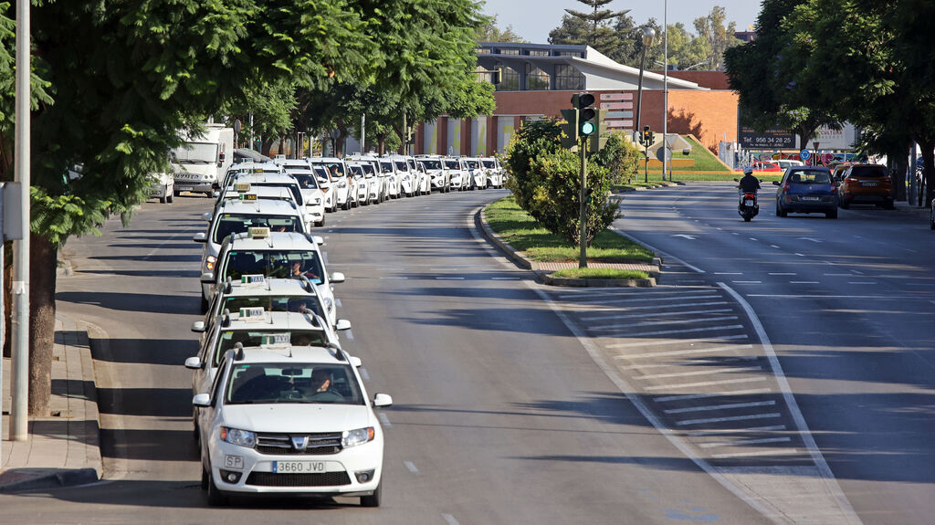 Los taxistas manifest&aacute;ndose por las calles de Jerez