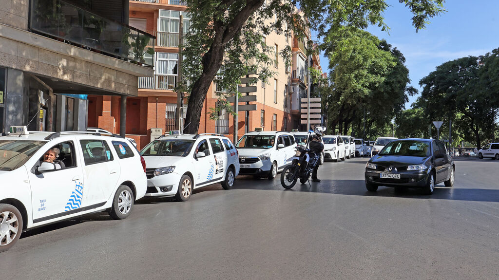 Los taxistas manifest&aacute;ndose por las calles de Jerez