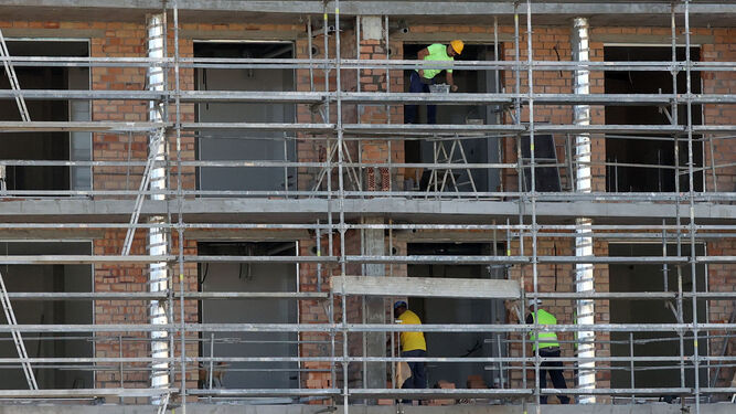 Obreros en la construcción de un edificio en Jerez.