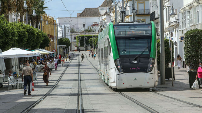 El tranvía, de pruebas por la calle Real de San Fernando.