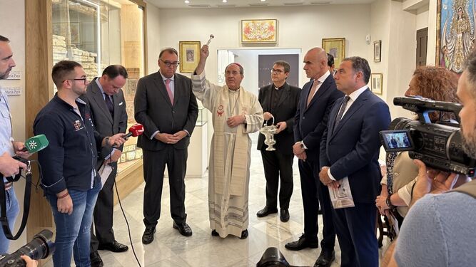 Monseñor Asenjo bendice el nuevo museo de Santa María la Blanca.