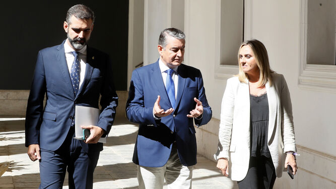 Los consejeros Ramón Fernández-Pacheco, Antonio Sanz y Marifrán Carazo, este martes en San Telmo.