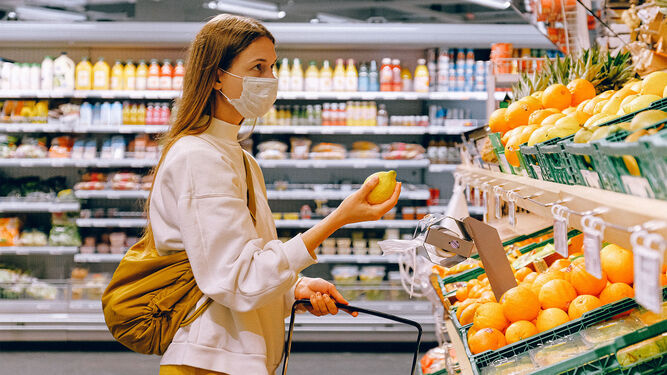 Una consumidora en un supermercado