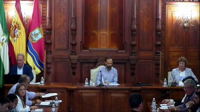 Un momento de la sesión ordinaria del Pleno del Ayuntamiento de Sanlúcar celebrada este martes.