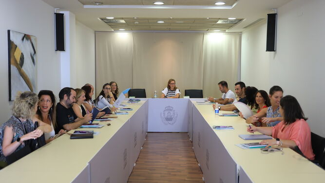 Reunión de la concejala de Mujer con representantes de los institutos.