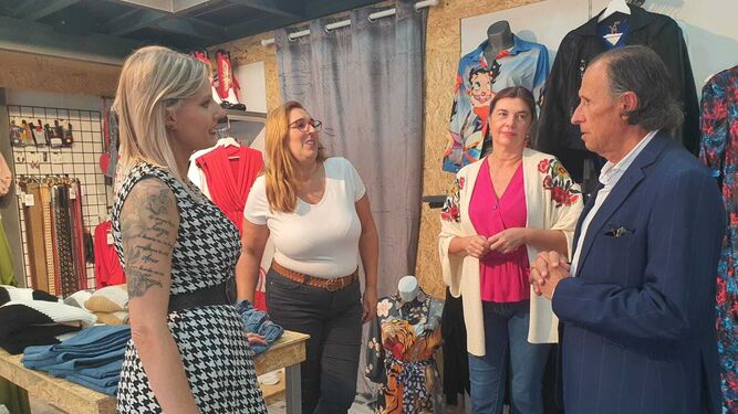 El alcalde, José María Román, acompañado de la delegada de Fomento, Pepa Vela, y a la presidente de la Plataforma de Comerciantes Vive Chiclana, Ana Mota, visitan el nuevo establecimiento de moda Begue Shops.