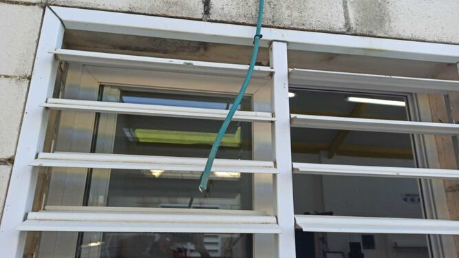 Imagen de uno de los cables cortado del aire acondicionado de la Escuela Infantil Elvira Lindo de Puerto Real