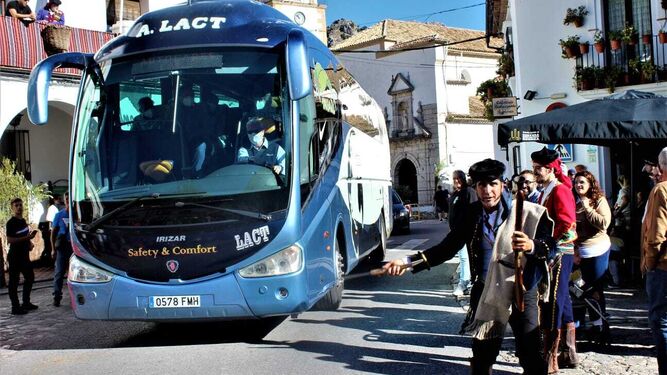 Un autobús con turistas entrando el sábado en Grazalema