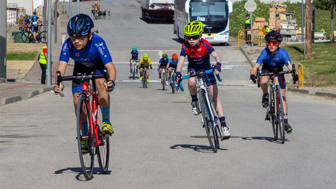 Jóvenes ciclistas recorren las calles de Trebujena en la primera prueba.