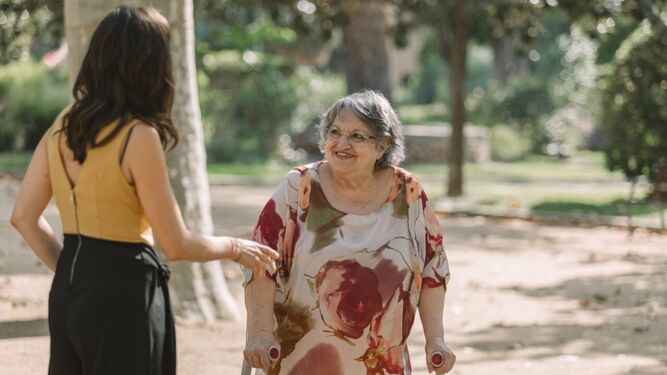 La Fundación La Caixa organiza en Jerez una maratón de palabras para combatir la soledad en personas mayores.