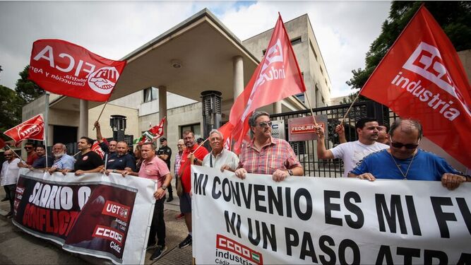 Manifestación de trabajadores de la Vid ante la sede de la patronal bodeguera Fedejerez.
