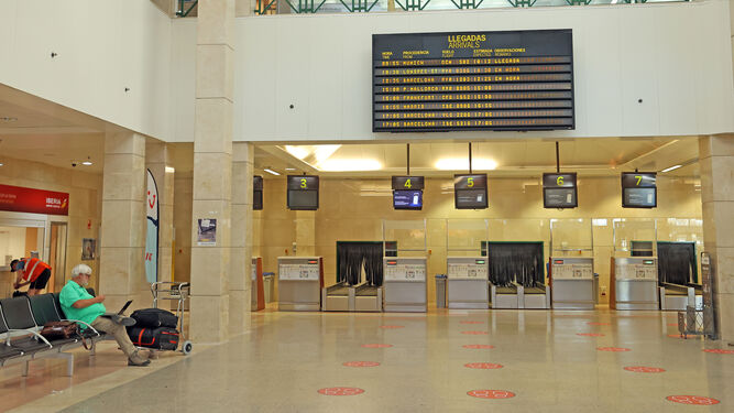Un panel informativo en la zona de facturación del Aeropuerto de Jerez.