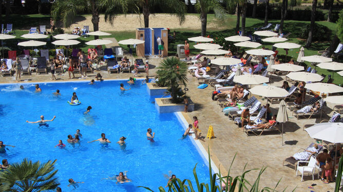 Vista aérea de bañistas en una piscina de un establecimiento hotelero de la ciudad.