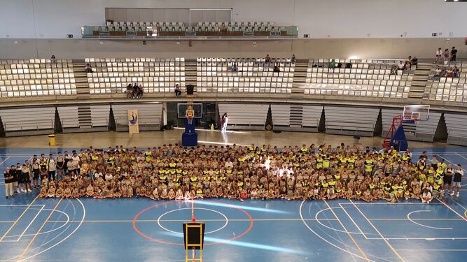 Foto de familia en el Palacio de Deportes de los equipos del Unión Baloncesto Jerez.