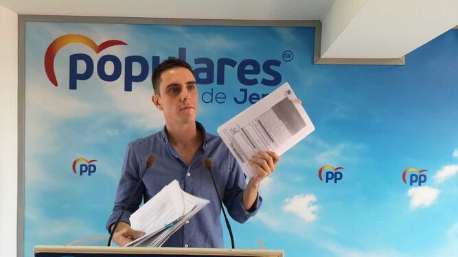 Jaime Espinar, concejal del PP, en una comparecencia ante los medios.