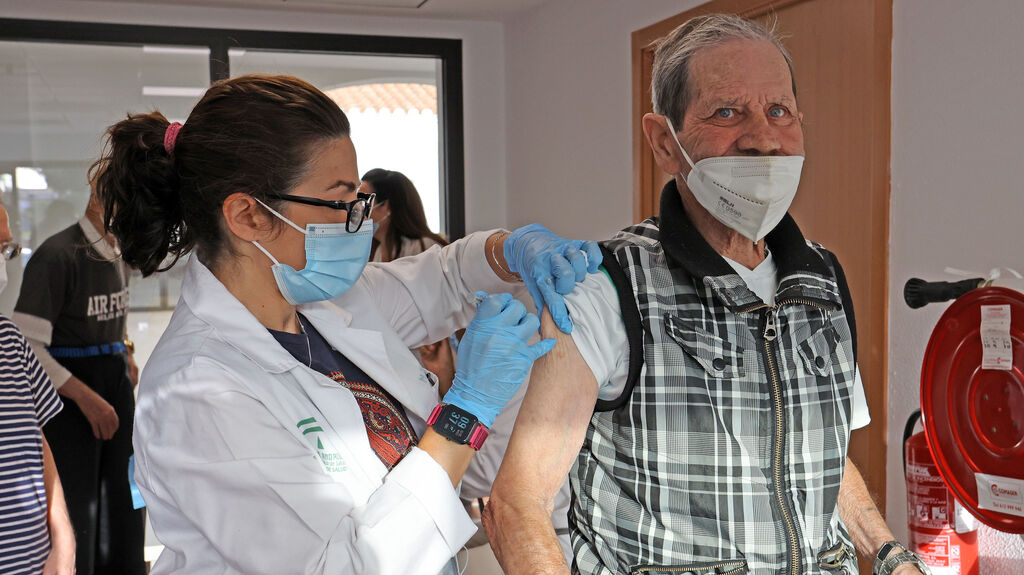Vacunaci&oacute;n conjunta de gripe y covid en la Residencia de ancianos de la Granja