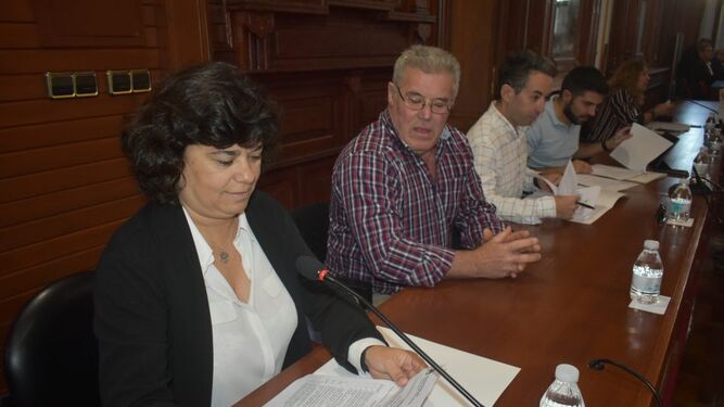 Carmen Álvarez y otros concejales de IU, en el último pleno municipal de Sanlúcar.