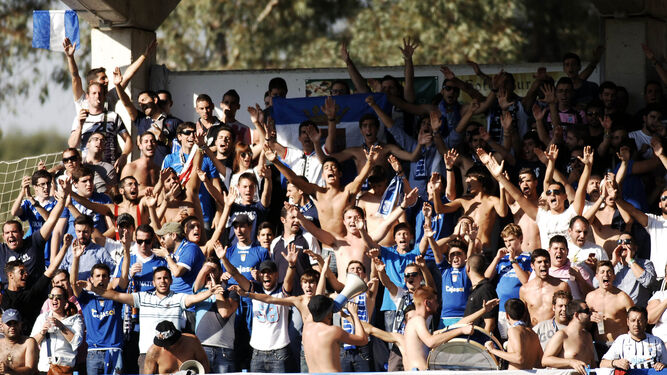 Más de mil aficionados azulinos tomaron las gradas de Las Truchas para animar a su equipo.