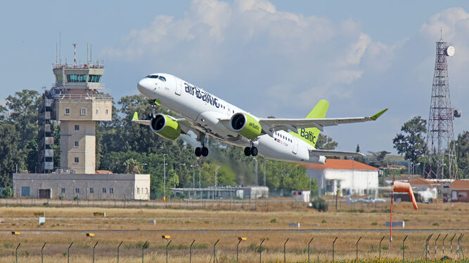 Un avión despegando del Aeropuerto de Jerez.