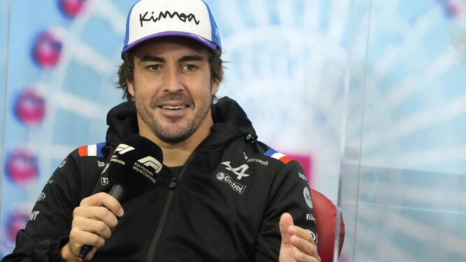 Fernando Alonso, atendiendo a los medios este jueves en el circuito de Suzuka.