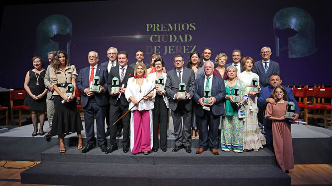 Foto de familia de los premiados con parte de la corporación municipal este viernes en los Museos de la Atalaya, tras la entrega de los reconocimientos.