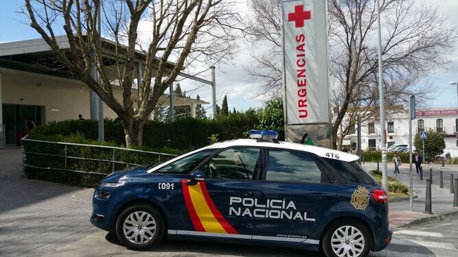 Un coche de la Policía Nacional en Urgencias del hospital de Jerez.