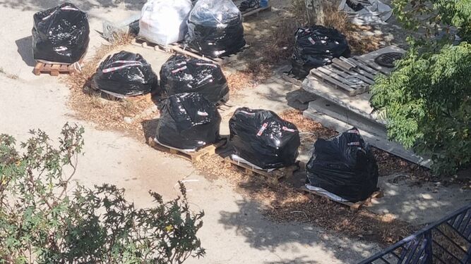 Una imagen de los sacos precintados con bolsas de plástico.
