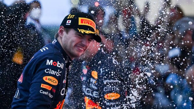 Max Verstappen celebra la victoria y el Mundial en el podio de Suzuka.