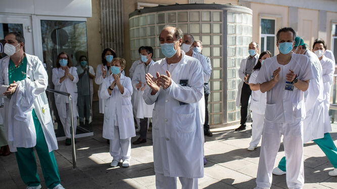 Sanitarios aplauden durante un minuto de silencio en el hospital Virgen de la Concha de Zamora.