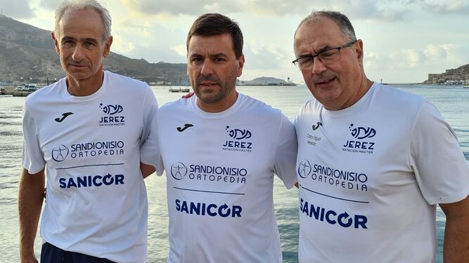 Raúl Domínguez, George Savescu y Carlos Rigual, los tres mejores de la temporada en aguas abiertas.