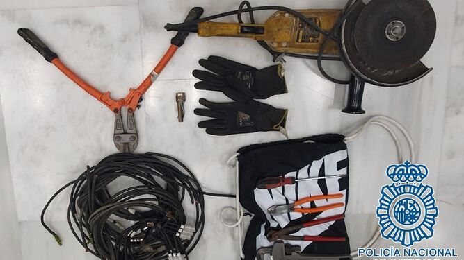 Diversas herramientas requisadas a los detenidos para cometer el robo
