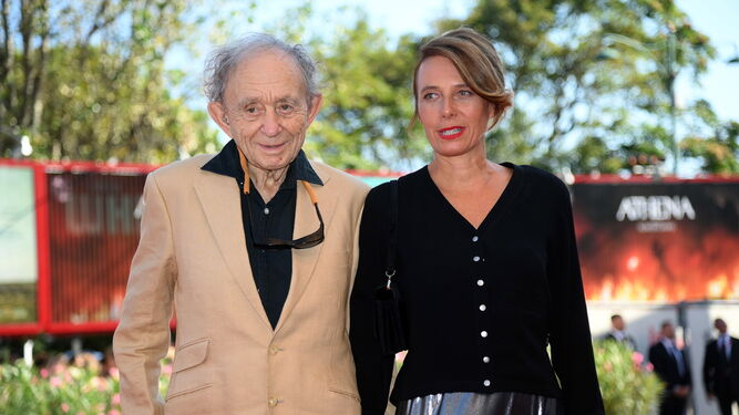 Frederick  Wiseman  y la actriz Nathalie Boutefeu, en la presentación de 'A Couple' en Venecia.