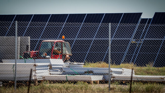 Una planta fotovoltaica en construcción en la carretera de La Barca.