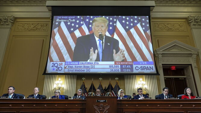Proyección de un vídeo de Trump durante la sesión del comité legislativo que investiga el asalto al Capitolio.