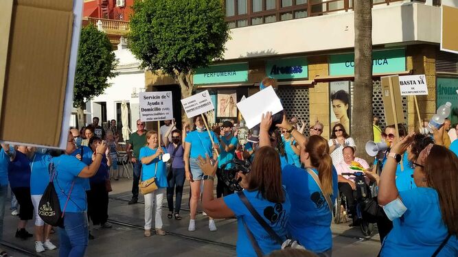 Protesta de las trabajadoras de ayuda a domicilio en San Fernando.
