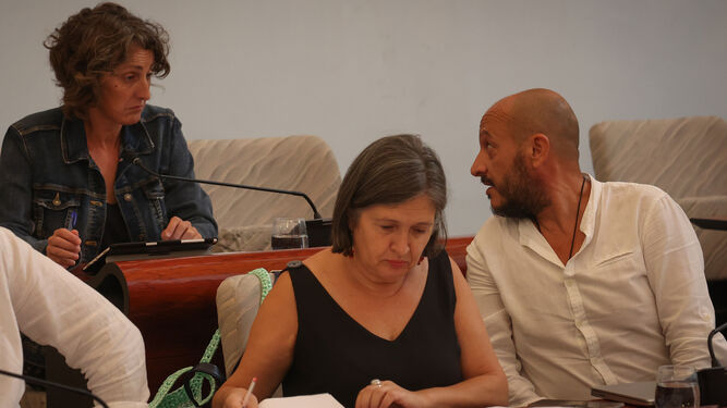 Raúl Ruiz-Berdejo conversa con Kika González en presencia de Rocío Monedero.