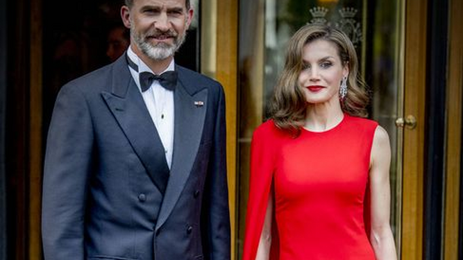 La Reina Letizia con el vestido de capa rojo de Stella McCartney junto al Rey Felipe en el 50 cumpleaños de Guillermo de Holanda.