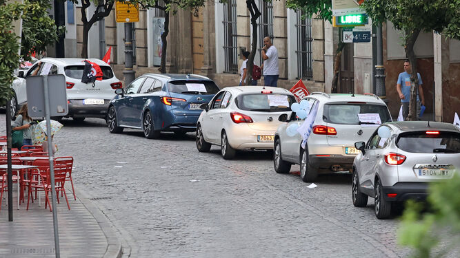 Los coches a su paso por la calle Larga en dirección a Cristina.